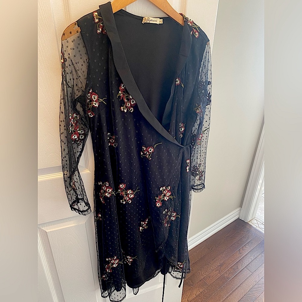 Beautiful wrap dress with embroidered details size S-M